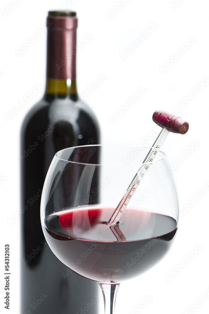 calice di vino con termometro e bottiglia su sfondo bianco Stock Photo