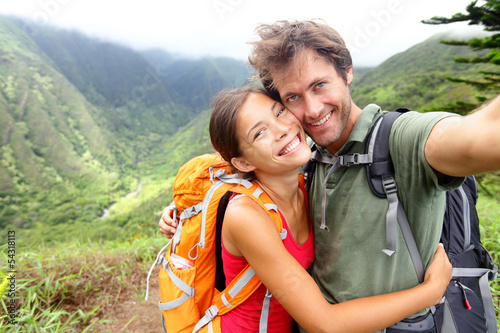 Fotografie Hiking couple - young couple in love on Hawaii