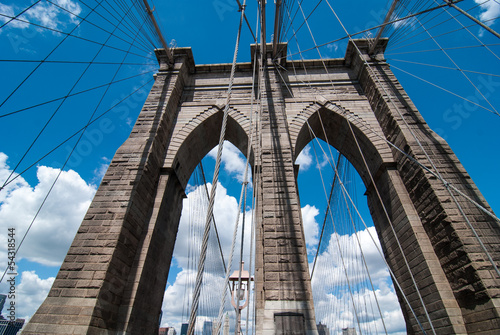 Fototapeta Naklejka Na Ścianę i Meble -  Powerful structure of Brooklyn Bridge Center Pylon on a beautifu