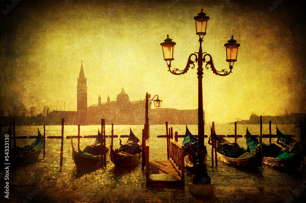 Bild von Gondeln in der Lagune von Venedig im Antiklook