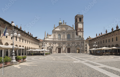 Ducale square east side, Vigevano © hal_pand_108