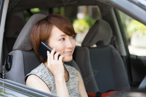 車で電話をする女性　ビジネス © miya227