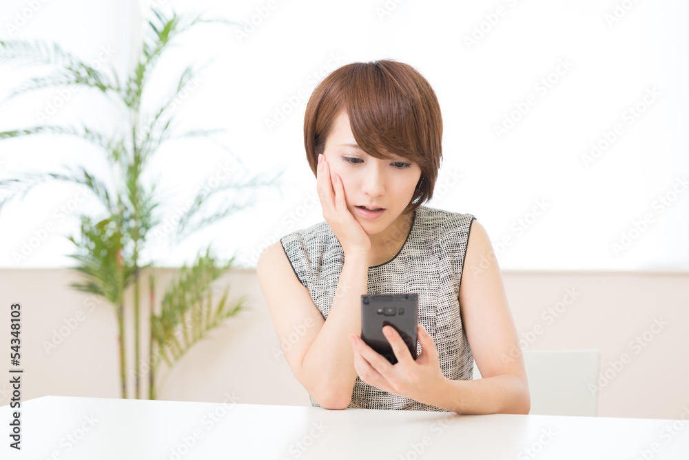 スマートフォンを見る女性　ビジネス