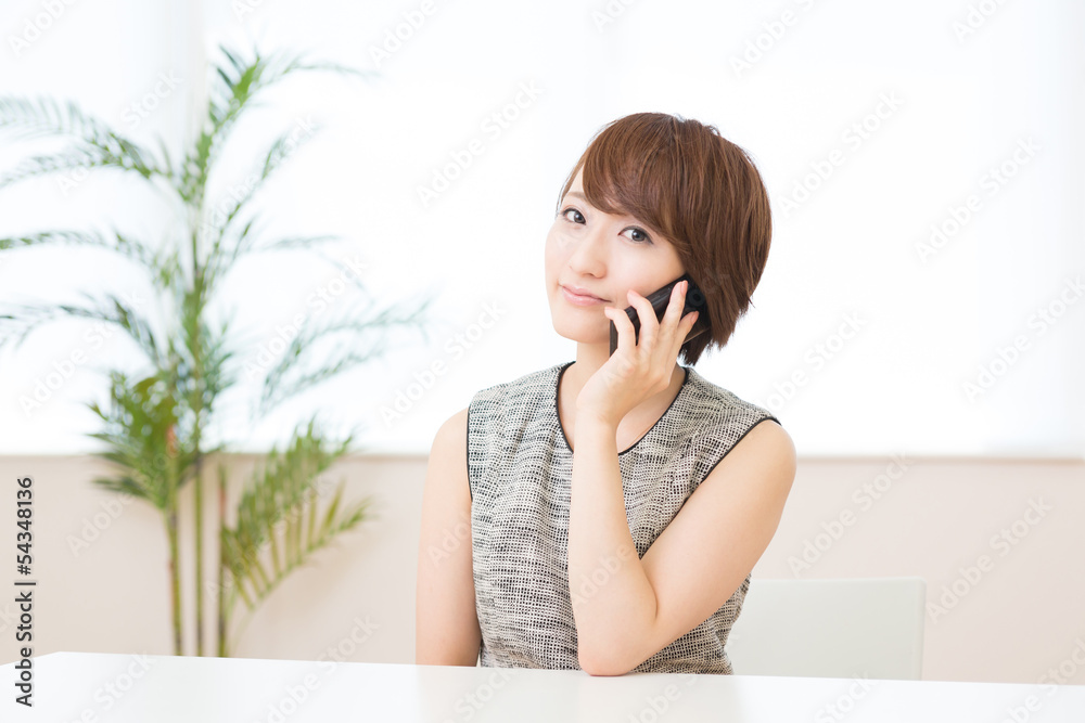 電話をする女性 ビジネス 電話をする女性 ビジネス