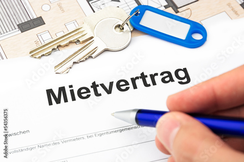 Mietvertrag mit SChlüssel, Schlüsselbund und Kugelschreiber