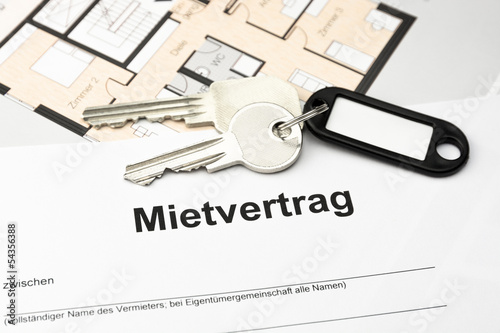 Mietvertrag mit Schlüssel und Schlüsselbund
