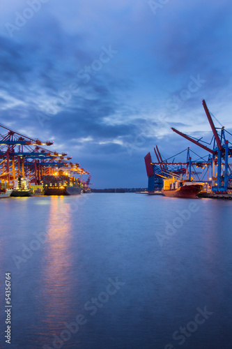 Hafenbecken am Containerterminal