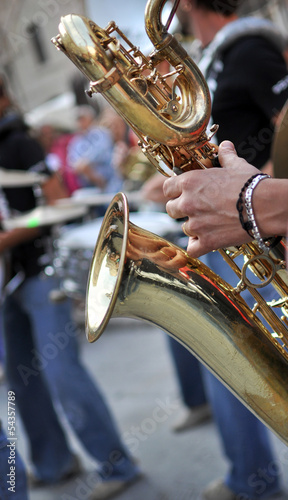 musicista suona sassofono in strada