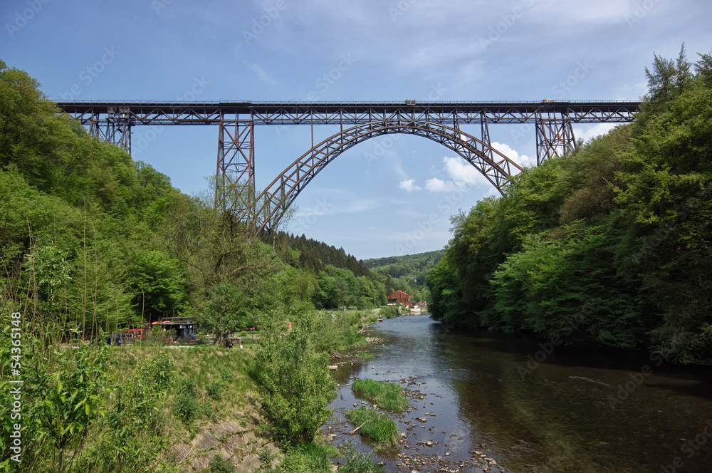 Müngstener Brücke über der Wupper bei Solingen, Nordrhein-Westfalen Müngstener Brücke über der Wupper bei Solingen, Nordrhein-Westfalen
