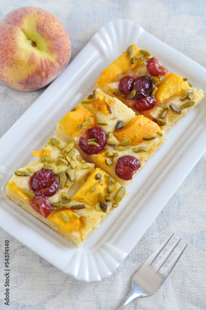 Blechkuchen mit Aprikosen und Kirschen Blechkuchen mit Aprikosen und Kirschen