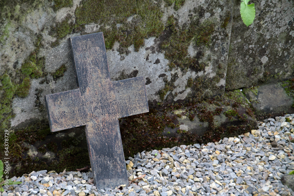 Kleines Eisenkreuz auf einem Grab