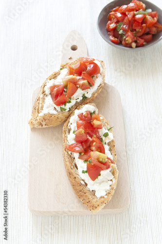 Crostini with cottage cheese, parsley and tomato