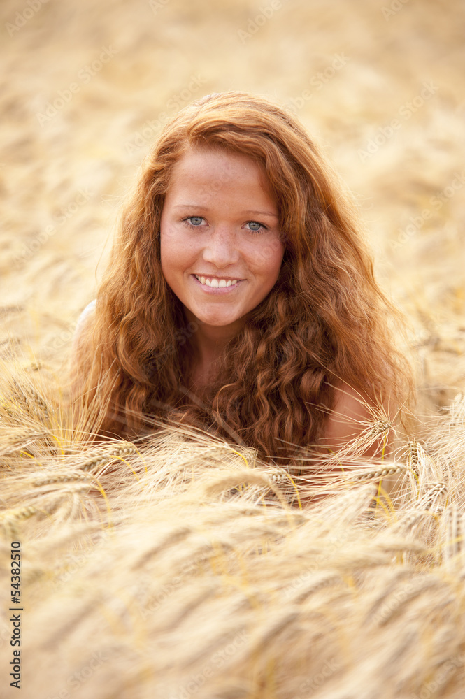 junge Frau im Kornfeld