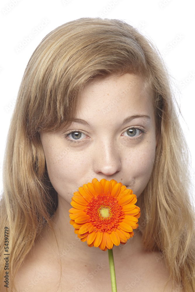 Junge Frau - Portrait mit orangefarbener Gerbera Junge Frau - Portrait mit orangefarbener Gerbera