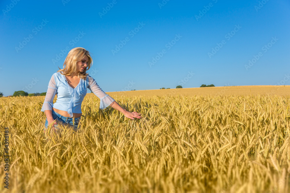 Junge Frau im Kornfeld Junge Frau im Kornfeld
