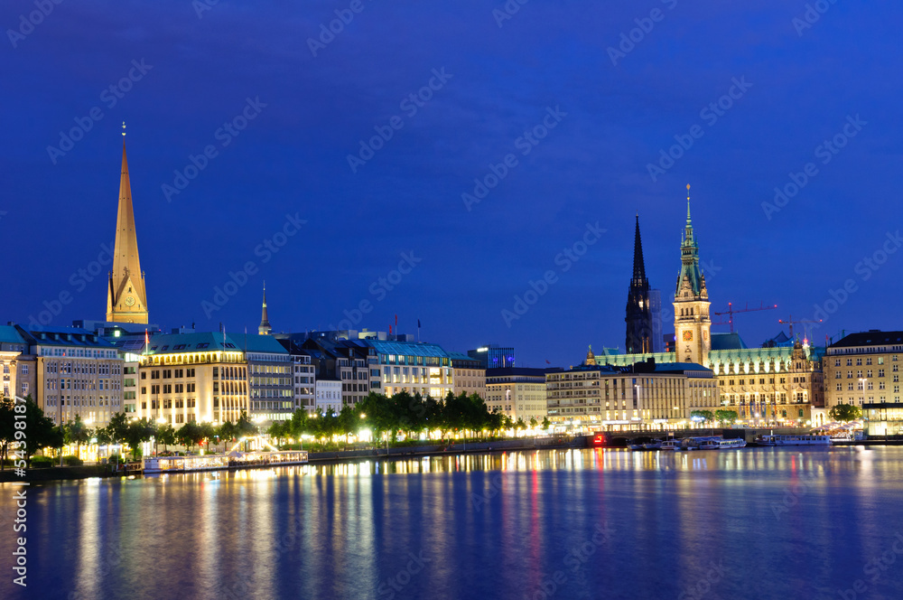 Obraz premium Old city of Hamburg and the Alster at dusk