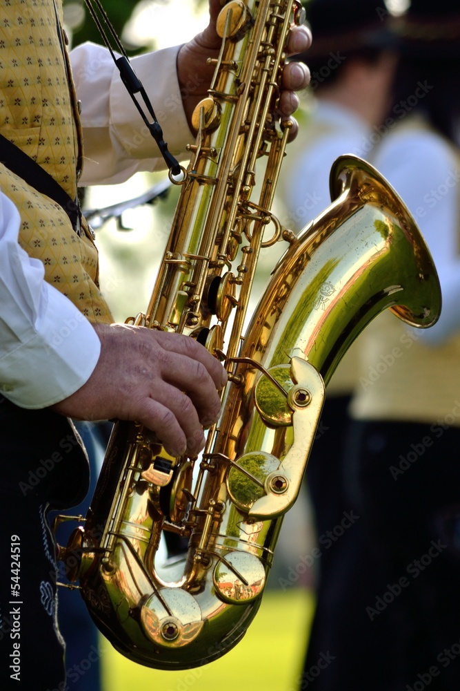 Fototapeta premium Musiker spielt mit Saxophon