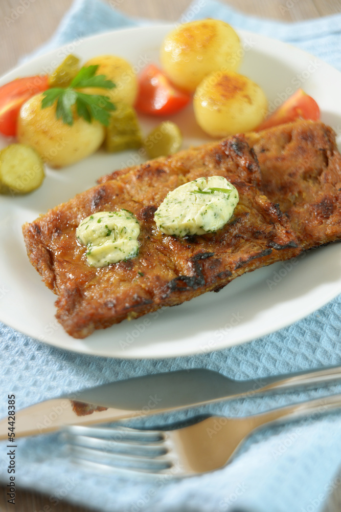 Rein pflanzliche Kräuterbutter auf Sojasteak Rein pflanzliche Kräuterbutter auf Sojasteak