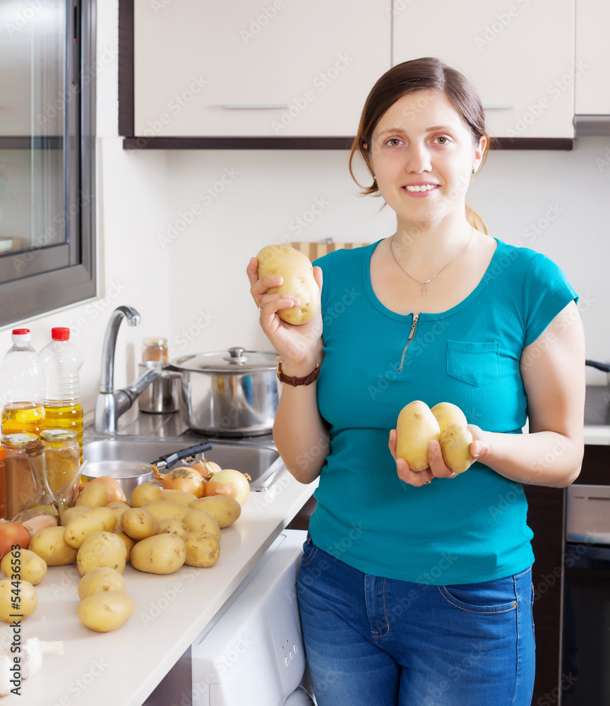 Obraz premium young housewife with potatoes