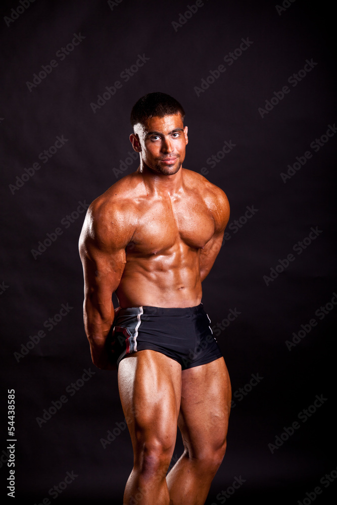 Obraz premium young bodybuilder posing