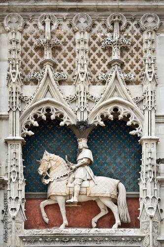 Statue du roi Louis XII sur la façade du château de Blois, vallée de la Loire, France photo