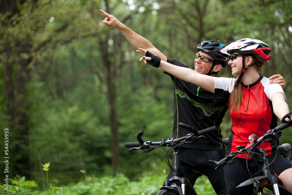 Fototapeta premium couple riding bicycles outside