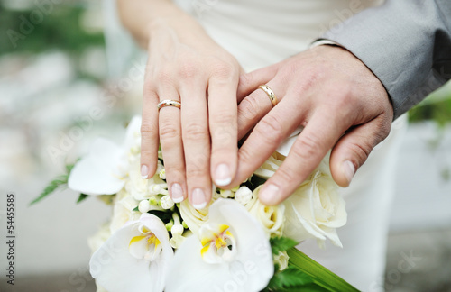 Obraz na płótnie bride and groom hands with wedding rings w salonie