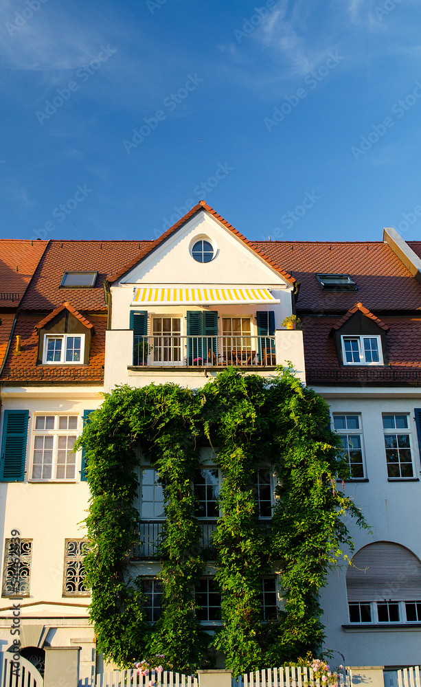 Haus mit Sonnenbalkon