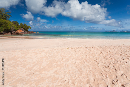 plage de sable doré aux Seychelles