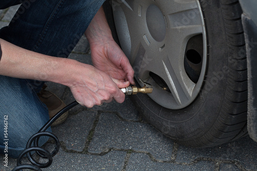 Obraz na plátně Tyre pumping