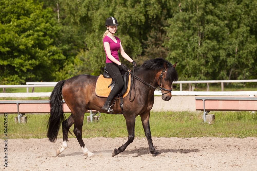 Mädchen reitet auf ihrem Pferd