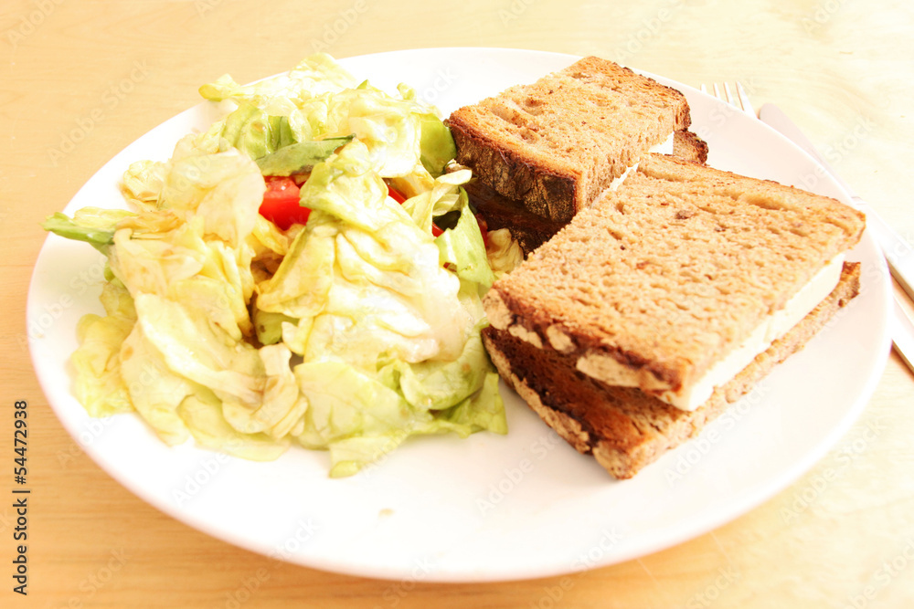 Salat und Brot auf einem Teller