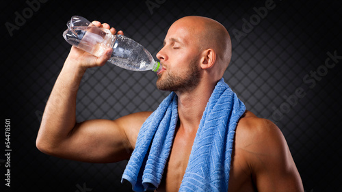Sportler trinkt Wasser