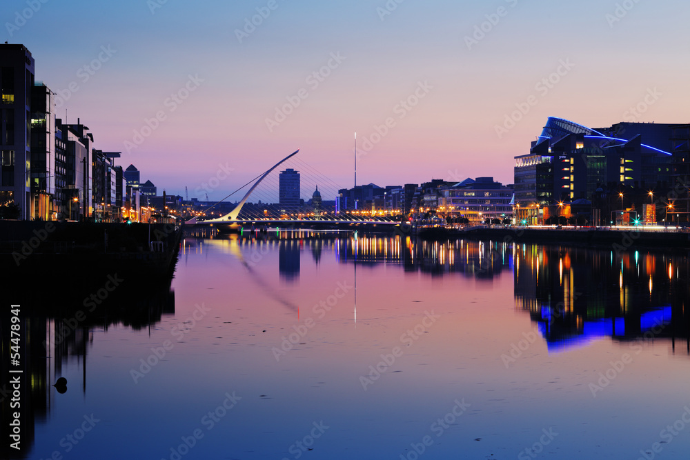 Fototapeta premium Północny brzeg rzeki Liffey w centrum Dublina w nocy