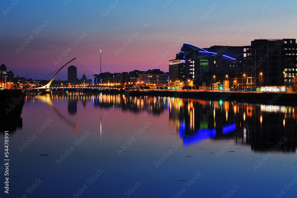 Naklejka premium Północny brzeg rzeki Liffey w centrum Dublina w nocy