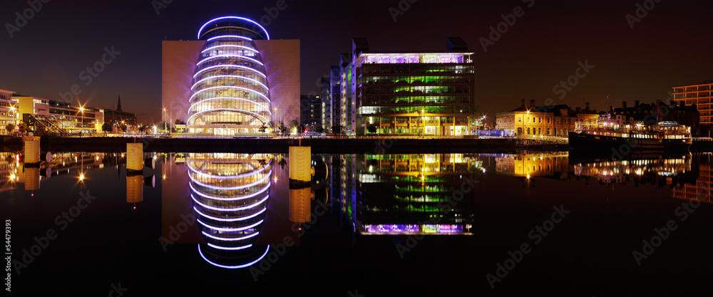 Fototapeta premium Dublin Convention Centre i inne budynki północnych banków