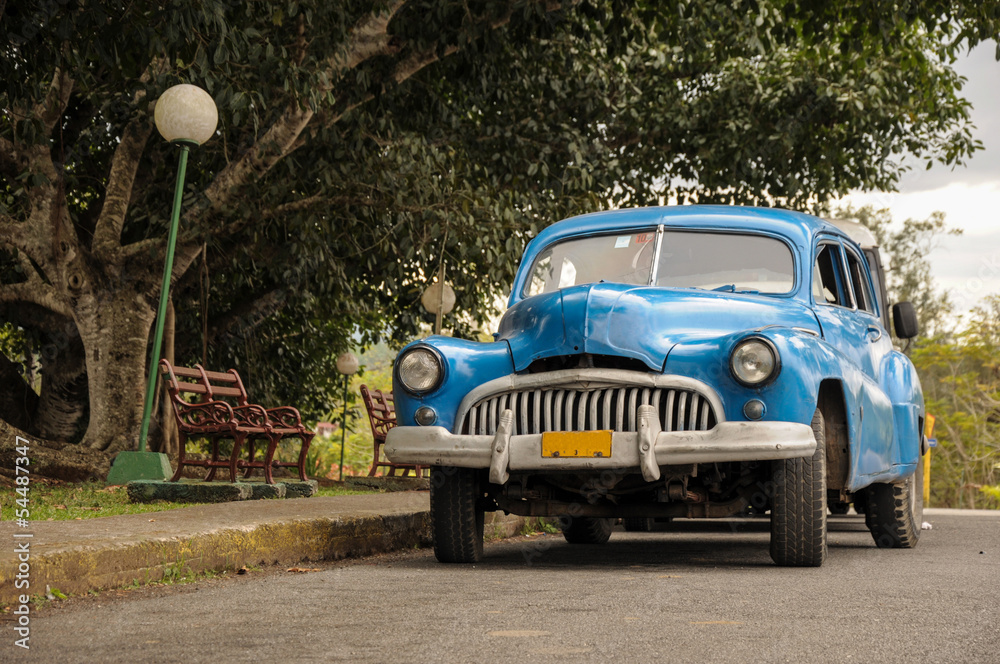 Fototapeta premium old car on street in Cuba