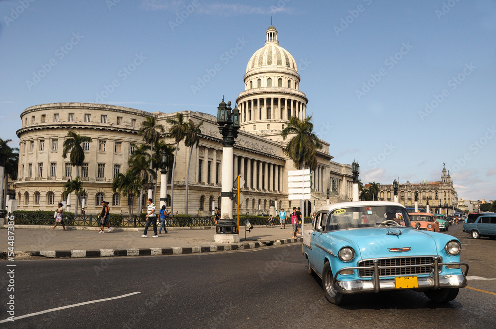 Fototapeta premium old car on street in Havana