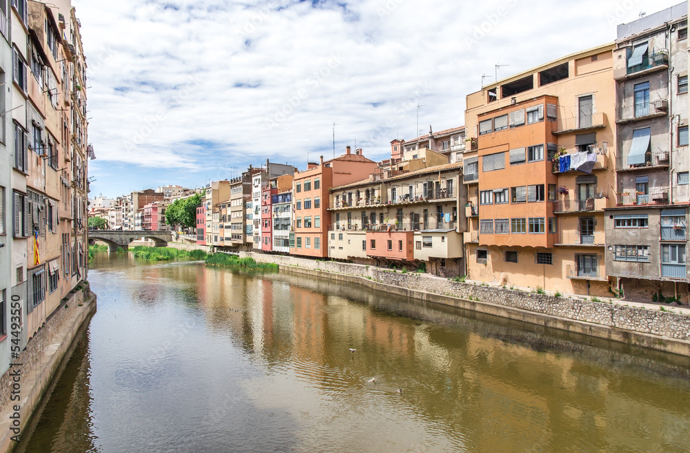 Veduta di Girona sul fiume Onyar. Spagna