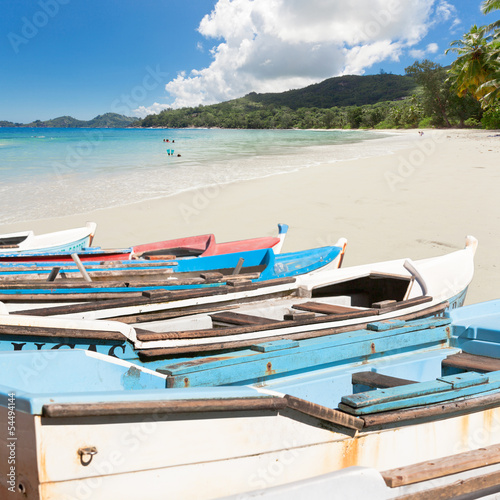 Fototapeta Naklejka Na Ścianę i Meble -  barques de pêche sur plage des Seychelles