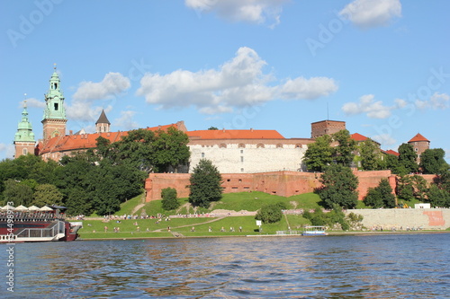 Wawel Schloss in Krakau mit Weichsel vom Fluss aus