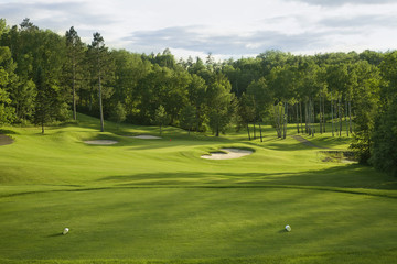 Acrylglasbilder Golf Golfgrün mit Bunkern im Nachmittagslicht  © Daniel Thornberg