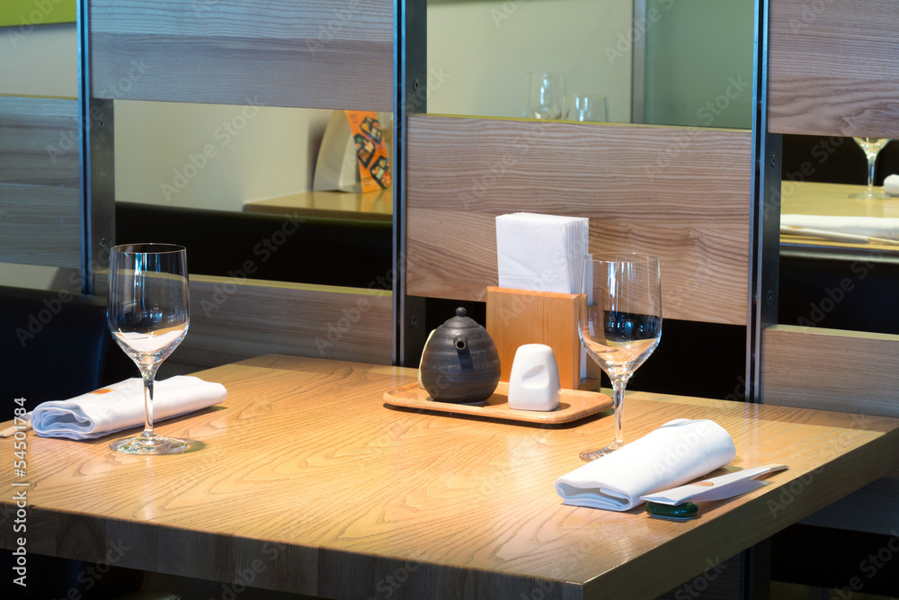 Naklejka premium Table with glasses in the cafe with cozy interior.