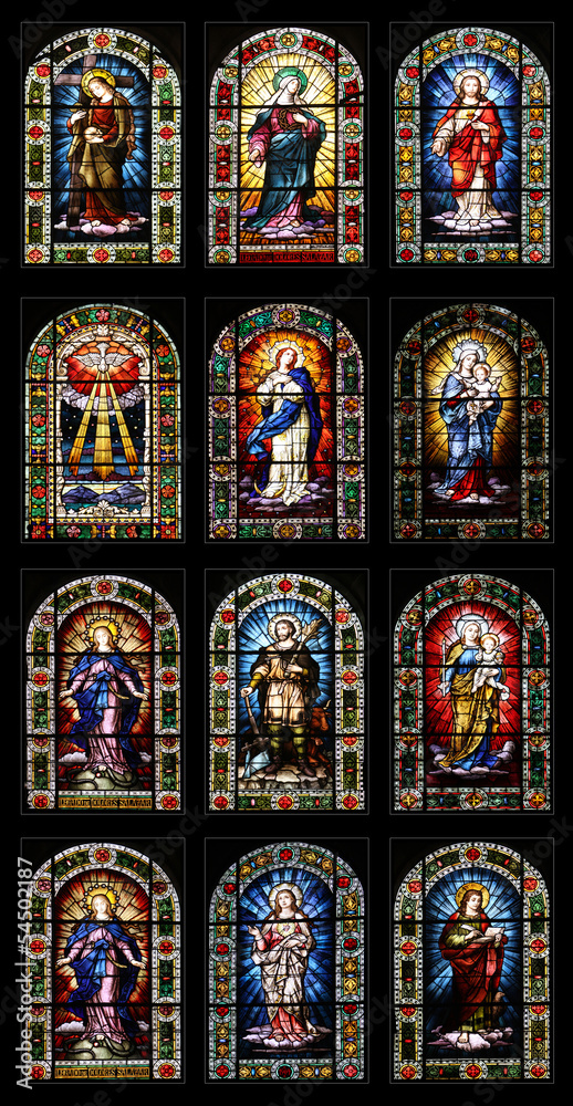 12 Kirchenfenster in der Kirche Nuestra Senora de la Concepcion