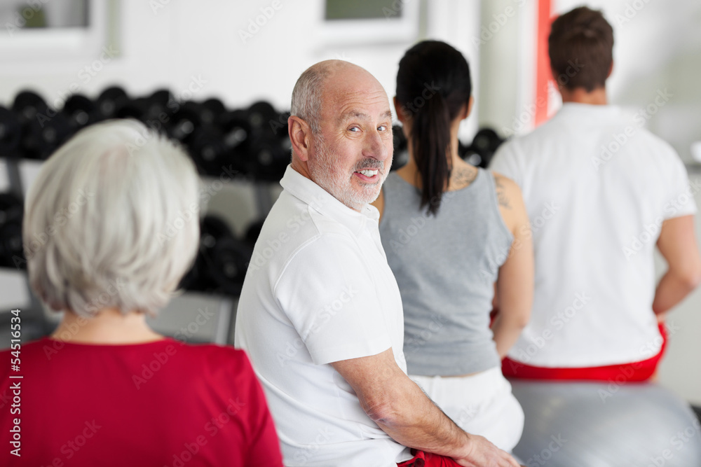 Fototapeta premium senior im fitnesskurs