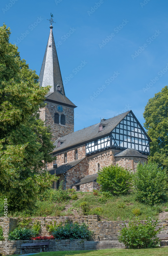 die historische romanische Kirche von Mehren im Westerwald