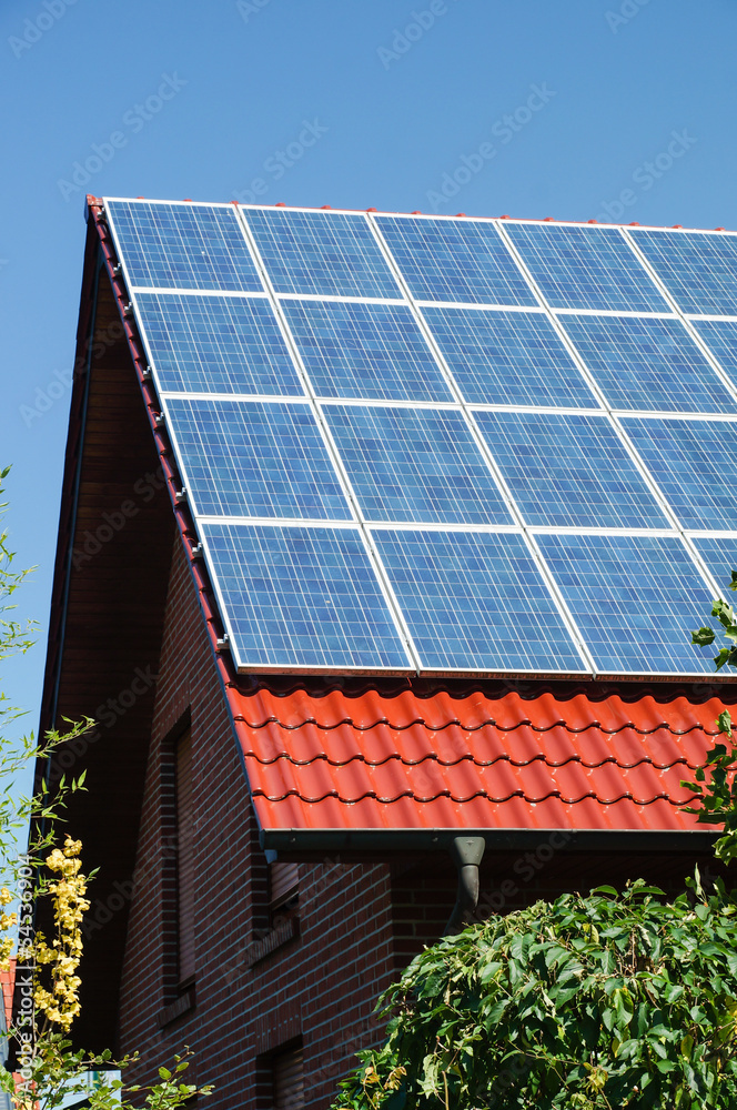 Fototapeta premium Photovoltaikanlage auf Hausdach