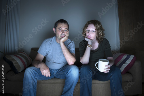 Fotografie couple watching television bored