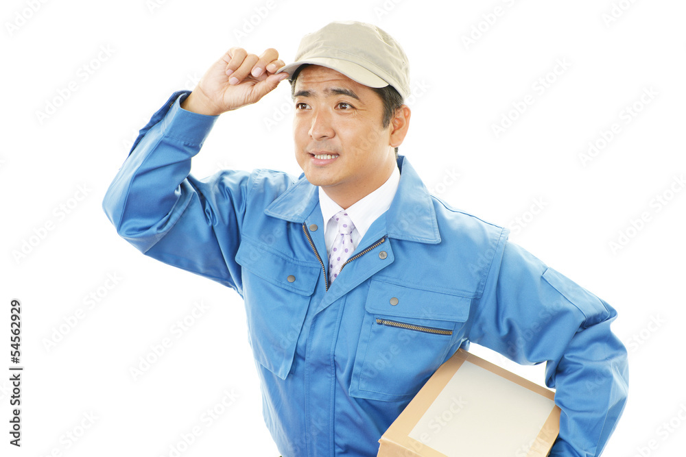 荷物を運ぶ笑顔の男性 荷物を運ぶ笑顔の男性