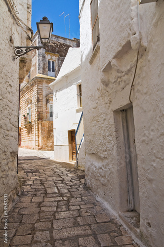 Fototapeta Naklejka Na Ścianę i Meble -  Alleyway. Ceglie Messapica. Puglia. Italy.